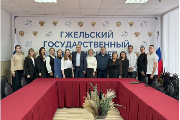Представители БФ «Система» и Объединения «Гжель» встретились со студентами колледжа Гжельского государственного университета, отмеченными стипендией за особые успехи в учебе и творчестве
