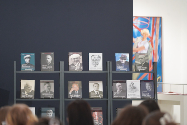 В Национальную библиотеку Республики Татарстан переданы книги издательского проекта «Страницы советской и российской истории. 1917–2017» 