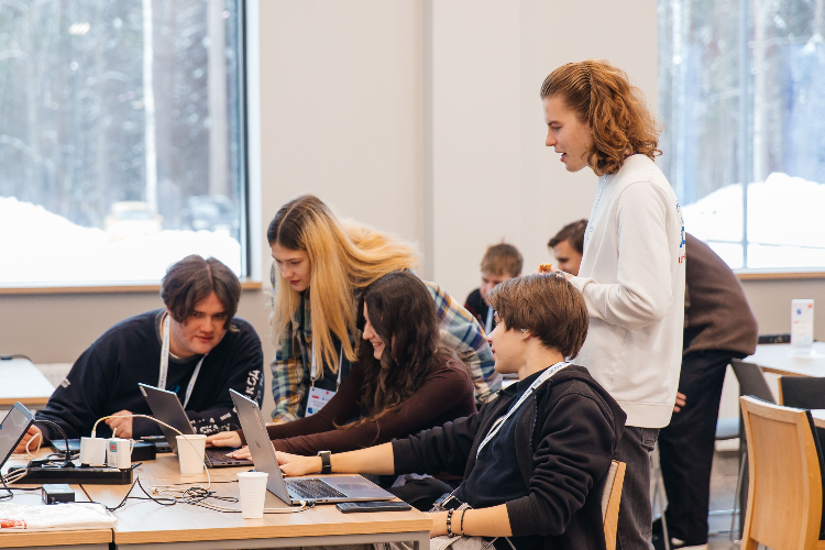 Студенты колледжей и техникумов из 19 регионов России стали обладателями стипендии от Благотворительного фонда «Система»