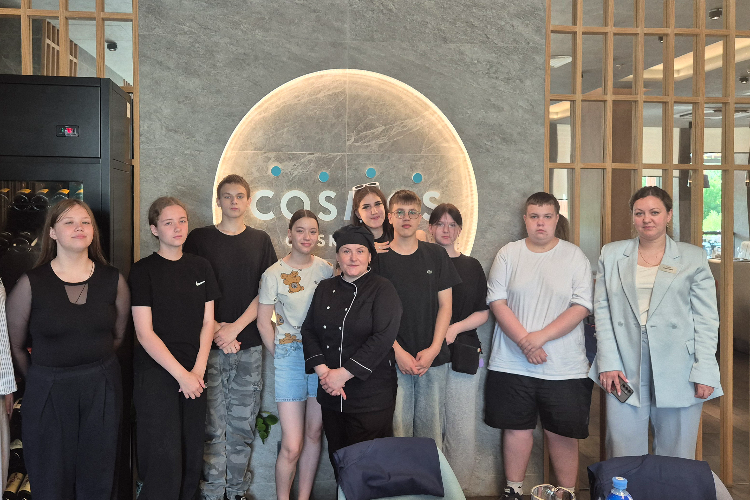 БФ «Система» и Cosmos Hotel Group рассказали о мире профессий воспитанникам детских социальных учреждений Омска и Ярославля